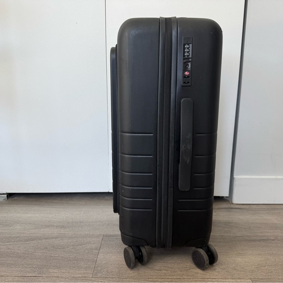 Monos Black 23” Pro Plus Spinner Carry On Luggage - Picture 2 of 11